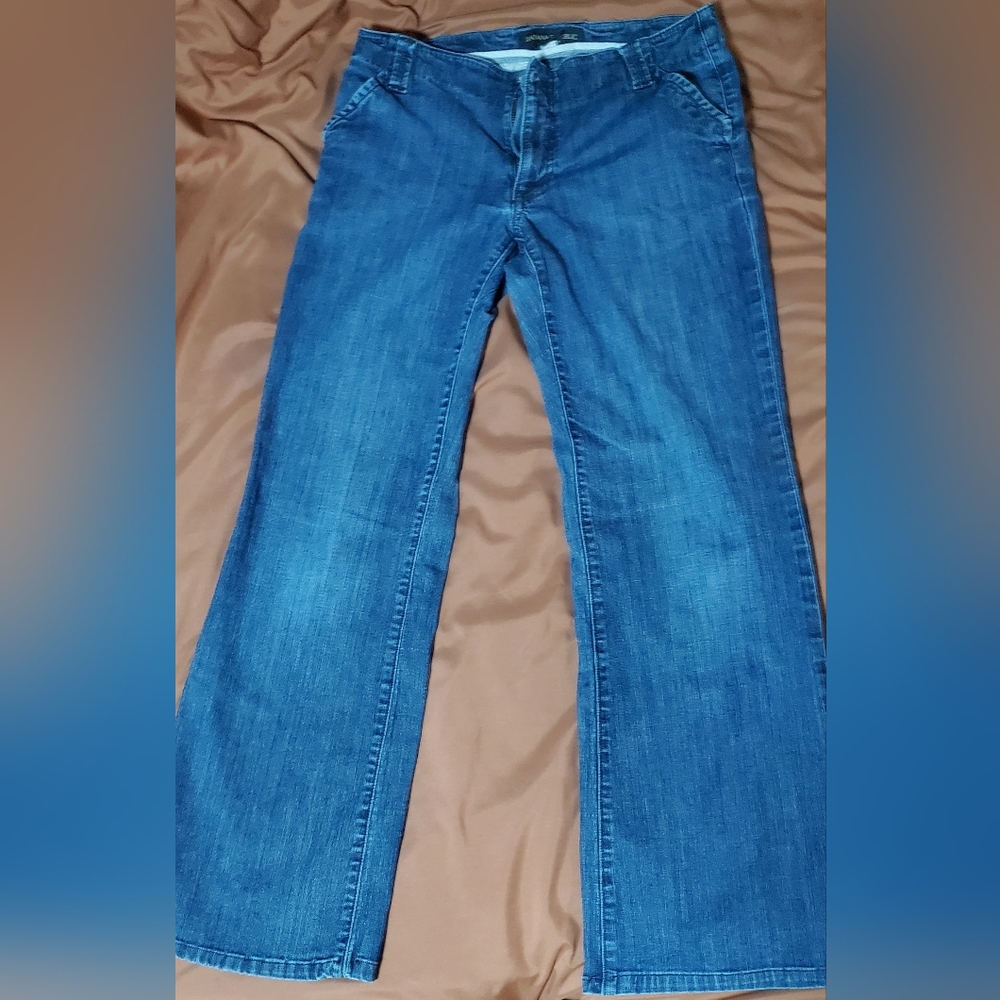 Banana republic size 4 women's flare jeans with snap back pockets.
